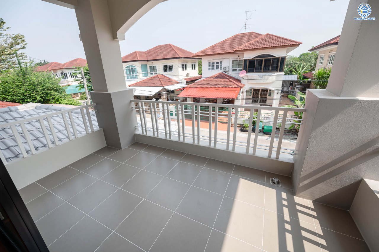 บ้านมือสองตกแต่งใหม่ โครงการ รติรมย์2 ราชพฤกษ์-กาญจนาภิเษก ซ.สวนผัก32 ส่วนกลางครบครัน พร้อมอยู่ เนื้อที่ 56 ตร.ว. ฟังก์ชัน 3 ห้องนอน 2 ห้องน้ำ 1 ห้องอเนกประสงค์ จอดรถได้ 2 คัน บนทำเลศักยภาพ เชื่อมต่อหลายเส้นทาง ใกล้ทางด่วน "ศรีรัช" และเซ็นทรัล เวสต์วิลล์...